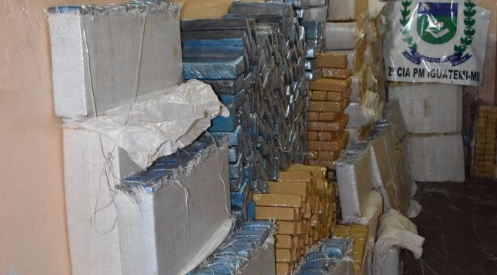 Caminhonetes roubadas no PR são apreendidas com 3,1 toneladas de maconha Polícia apreendeu 3,1 toneladas de maconha (Foto: PM/Divulgação)