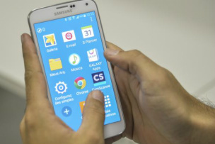 Percentual de brasileiros com celular cresceu 131,4% entre 2005 e 2013, diz IBGE Apesar do aumento de 131,4% de 2005 a 2013, o levantamento mais recente do IBGE mostra que quase um quarto da população não tinha aparelho celular em 2013 Divulgação Agência Brasil