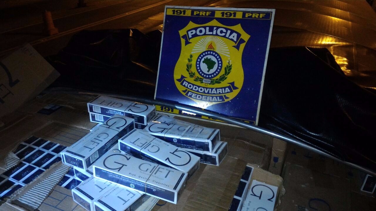 PRF apreende carreta com 350 mil maços de cigarros