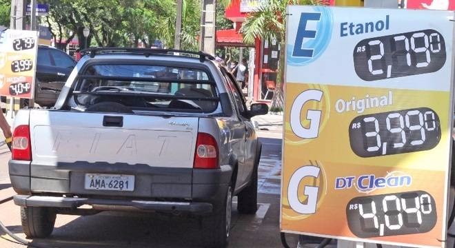 Motorista abastece em posto do PR, onde gasolina custa R$ 3,90 e etanol, R$ 2,79
Dirceu Portugal/Fotoarena/Estadão Conteúdo - 11.11.2017