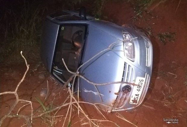Ladrão pede carona a dono de veículo após capotar carro