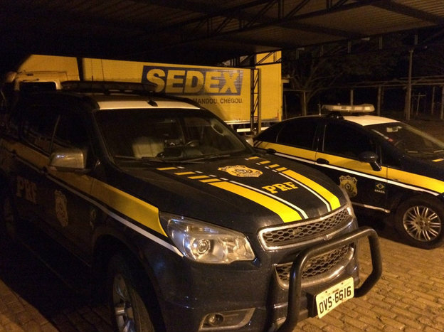 Caminhão dos Correios é apreendido com carga ilegal avaliada em R$ 1,5 milhão Motorista receberia R$ 1.010 pelo transporte ilegal - Foto: Divulgação PRF