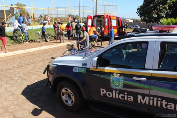 Homem é baleado durante perseguição policial em praça