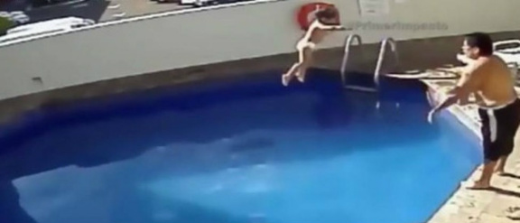 Criança morre afogada pelo padrasto em piscina de hotel © Reprodução / Youtube