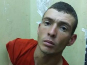 Traficante foge da polícia, perde o controle do veículo e destrói muro Michel foi preso em flagrante por tráfico de drogas (Foto: Divulgação/PC)