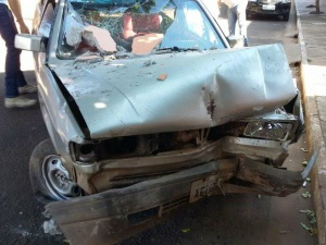 Traficante foge da polícia, perde o controle do veículo e destrói muro O carro foi destruído (Foto: Divulgação/PC)
