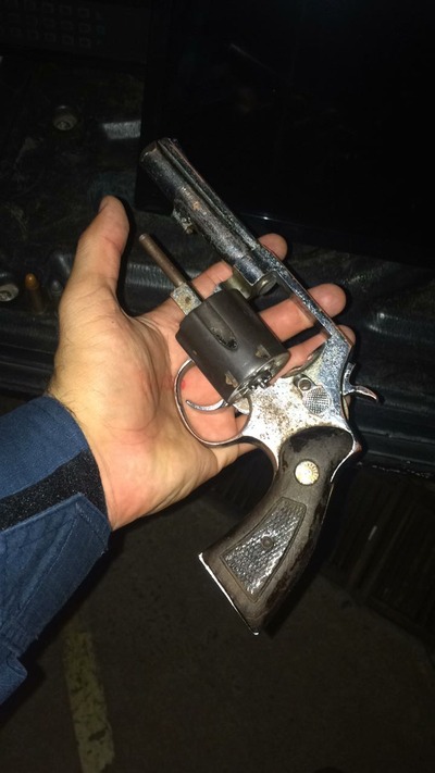 Uma arma foi encontrada com os criminosos, calibre não foi informado pela polícia - Foto: Divulgação