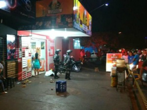 Jovem é morto a tiros em frente a conveniência; outros dois ficam feridos Crime aconteceu nesta noite e atirador fugiu logo em seguida (Foto: Osvaldo Duarte)