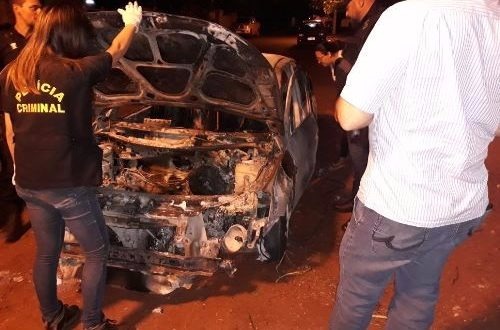 Veículo com o corpo foi abandonado na MS-164, próximo a fronteira (Foto: Porã News)