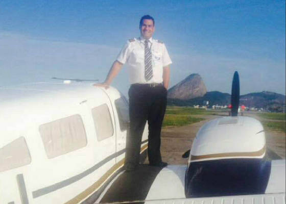 Manutenção irregular teria provocado acidente de avião em fazenda de MS Marcos, que tinha 34 anos, em foto postada no Facebook; ele era considerado experiente e tinha mais de anos de voo no Estado - Foto: Reprodução / Facebook