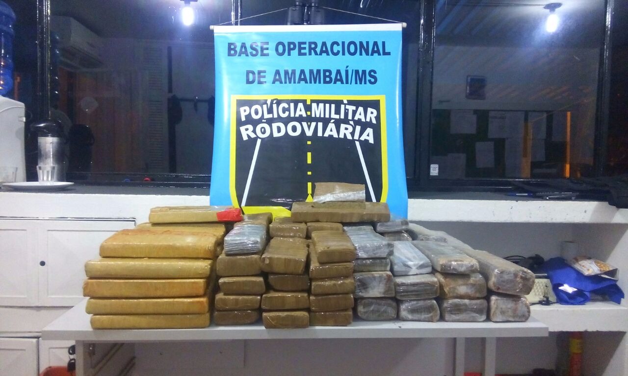 Veículo com carregamento de maconha capota na MS 295 e pega fogo