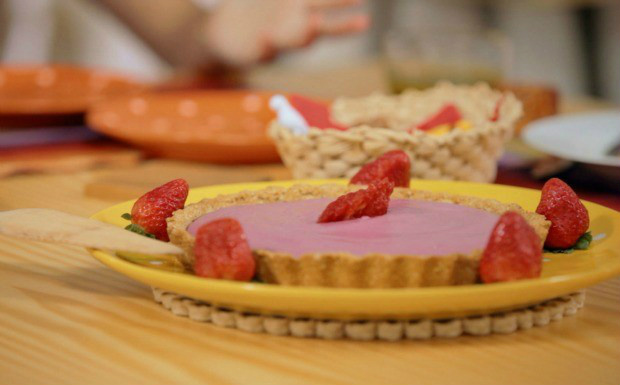 Torta gelada de amora: receita da Bela Gil (Foto: Reprodução / GNT)