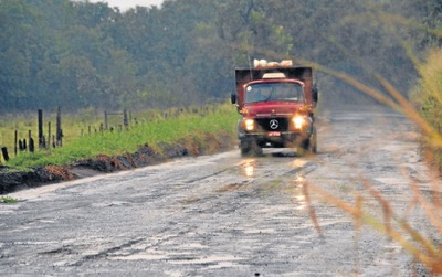 Estradas municipais, como a CG-140, são mantidas há cinco anos pelas mesmas empreiteiras - Foto: Paulo Ribas/Correio do Estado