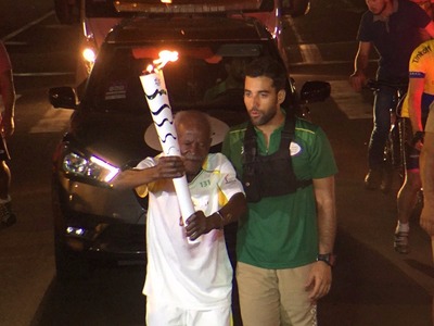 Seo Paulino levando a tocha olímpica em Dourados, no ano passado - Foto: Pedro Veríssimo/Globo Esporte
