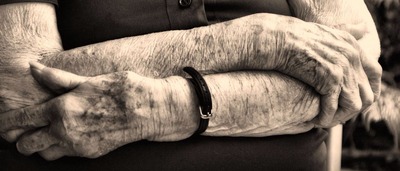 Idosa é atingida por bala perdida ao sair de igreja em São Gonçalo Idosa é atingida por bala perdida ao sair de igreja em São Gonçalo