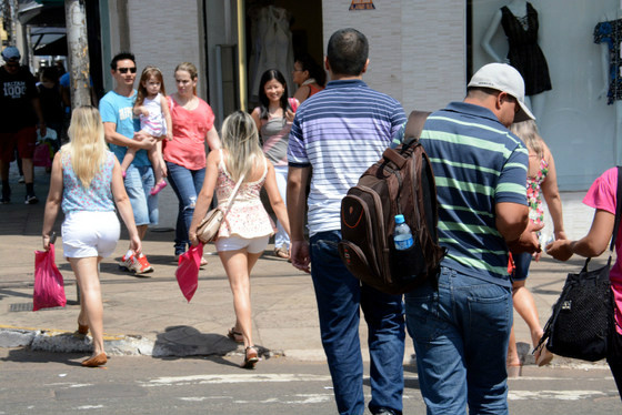 Comércio da Capital aposta em onda de otimismo e prepara promoções Movimento no comércio de Campo Grande deve ter aumento - Foto: Bruno Henrique / Correio do Estado