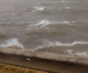PMA resgatam sete pessoas em lago de usina, após naufrágio Foto tirada pelos policiais após o resgate mostra água em movimento. - PMA