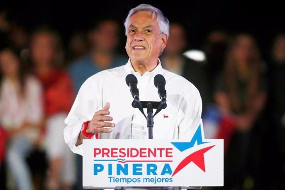 Chilenos escolhem hoje novo presidente em meio a divisão em coalizão de Bachelet O ex-presidente Sebastián Piñera, candidato de centro-direita à presidência do Chile, é o favorito, devido a uma divisão na base do governo de Michelle Bachelet Esteban Garay/EFE