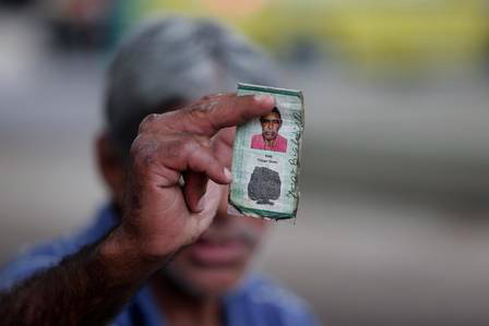 Médica que teve carteira devolvida por morador de rua agradeceu com flores Jorge mostra seu documento de identidade e diz que guarda