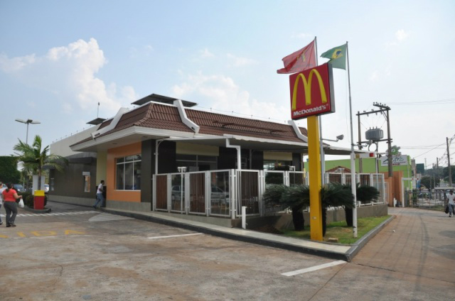 McDonald's chegou em 1997 a Campo Grande, a primeira rede internacional a desembarcar na cidade. (Foto: Marcelo Calazans)