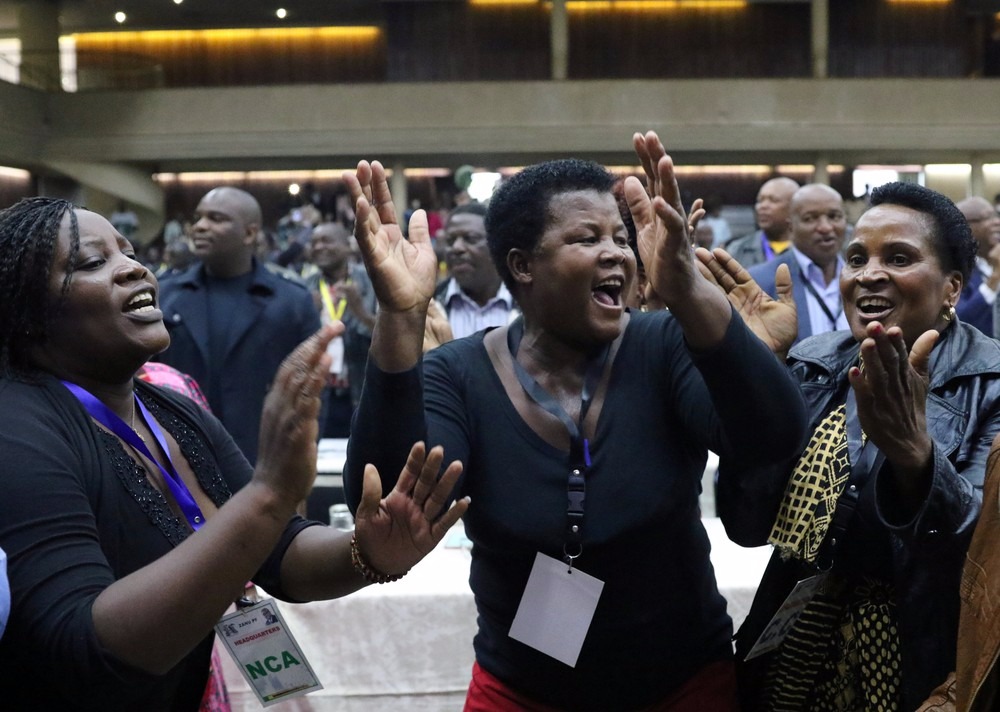 Delegados do partido celebram saída de Mugabe da liderança do ZANU-PF (Foto: Philimon Bulawayo/Reuters)