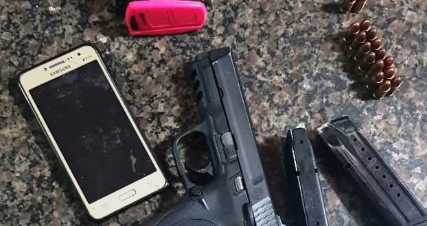 Operação na fronteira prende dois brasileiros foragidos da justiça Arma apreendida , durante operação. Porã News