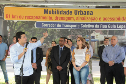 Prefeitura viabiliza investimentos de R$ 300 milhões, que geram 16 mil empregos Foto:Denilson Secreta
O prefeito Gilmar Olarte durante assinatura de ordem de serviços nesta semana