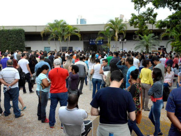Concurso da Assembleia Legislativa de MS tem três mil abstenções Candidatos chegam para fazer as provas no concurso da Assembleia Legislativa de Mato Grosso do Sul (Foto: Roberto Higa/ALMS)