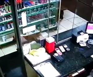 Assaltante no momento em que exige entrega de dinheiro - Reprodução