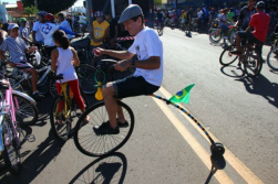 Clodib foi buscar inspiração em Charles Chaplin para bicicleta.(Foto: Fernando Antunes)
