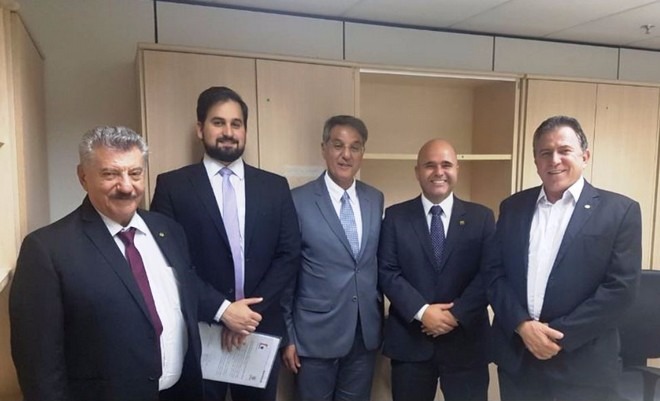 Os secretários Zé Elias Moreira e José Richa Filho cumpriram mais uma etapa da implantação da ferrovia Dourados/Paranaguá, na semana passada, em Brasília – Divulgação