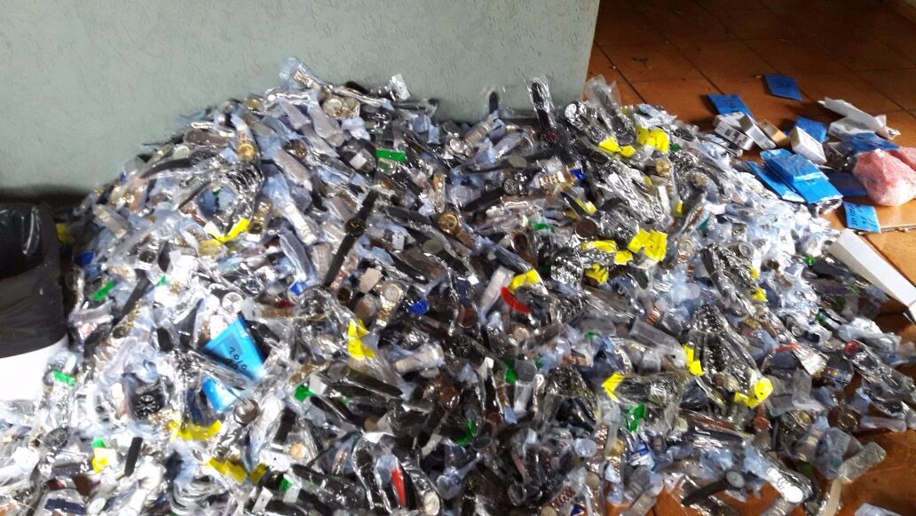 DOF apreende carga de relógios e perfumes contrabandeados