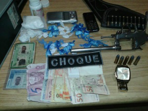 Material apreendido pelo Choque durante ação na região das Moreninhas, ontem. (Foto: Divulgação/PM)