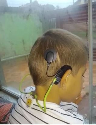O aparelho adquirido pelo plano de saúde foi adaptado ao filho que é autista.