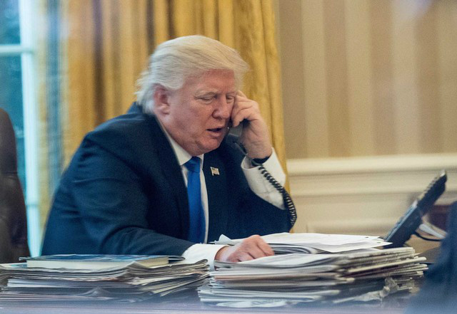 Trump e Putin conversam sobre ações de Rússia e EUA contra Estado Islâmico Presidente dos Estados Unidos, Donald Trump, participu de conversas telefônicas com cinco líderes mundiais neste sábado (28)
(Foto: Andrew Harnik/ AP)