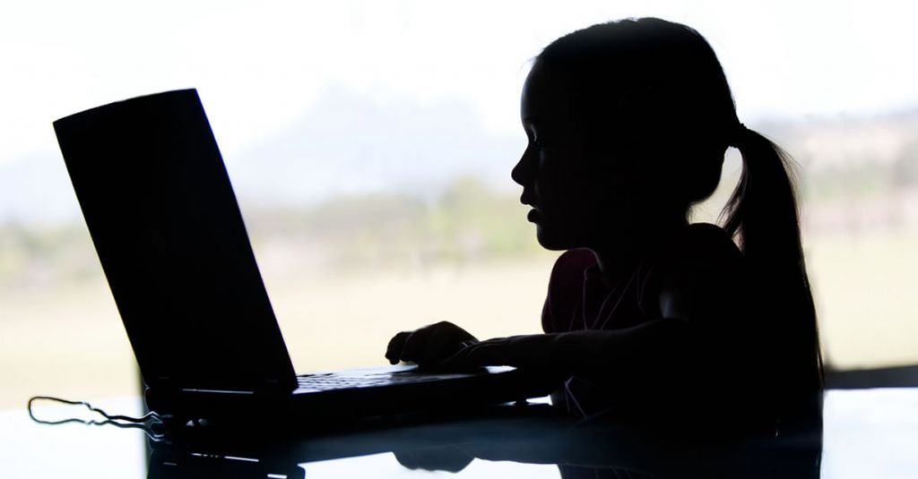 Segundo Trad, ao navegar pela web as crianças podem tornar-se alvos fáceis de criminosos. Divulgação