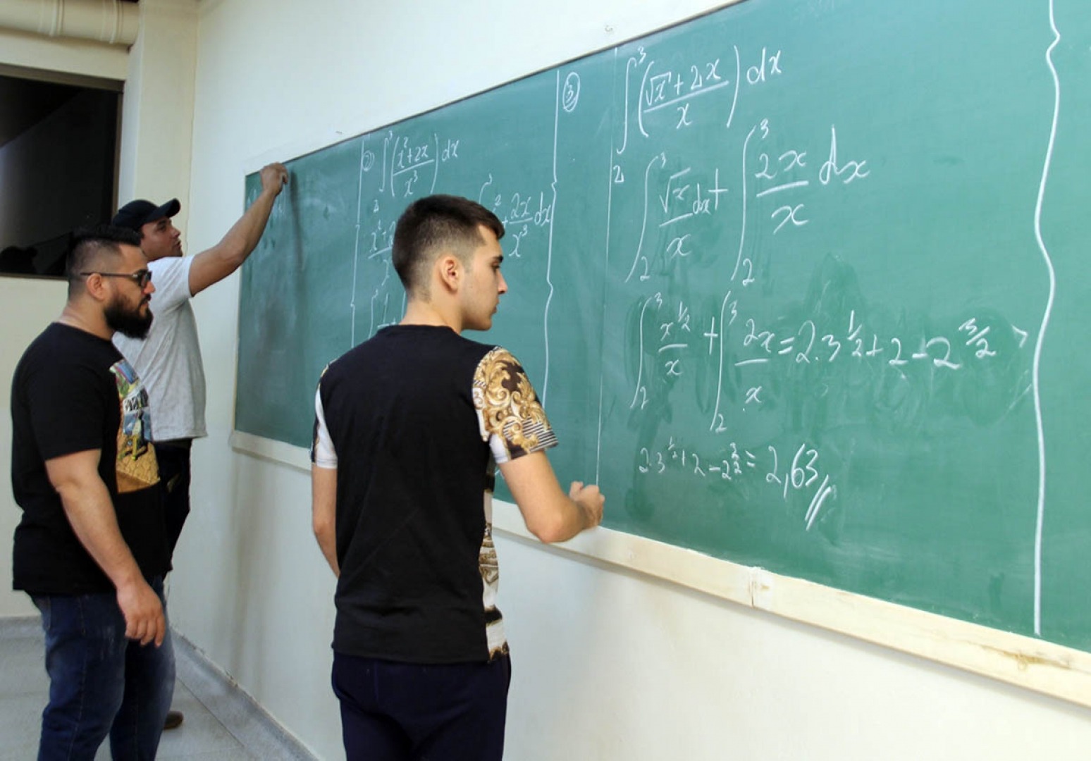 Acadêmicos do 2º semestre de Engenharia Civil participam de uma aula invertida Divulgação