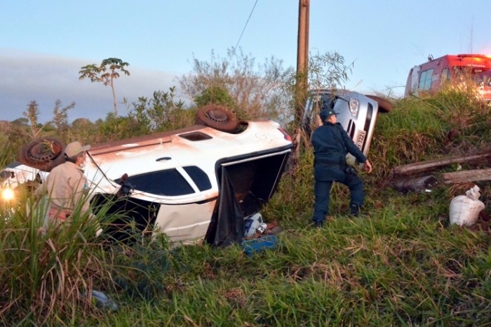 Veículos acabaram saindo da pista e caíram em barranco (Foto: Ribero Júnior / SiligaNews)