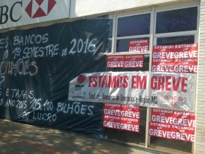 Greve de bancários fecha 54 agências e atinge moradores de 13 cidades Bancos continuam fechados em Dourados nesta segunda (Foto: Divulgação)