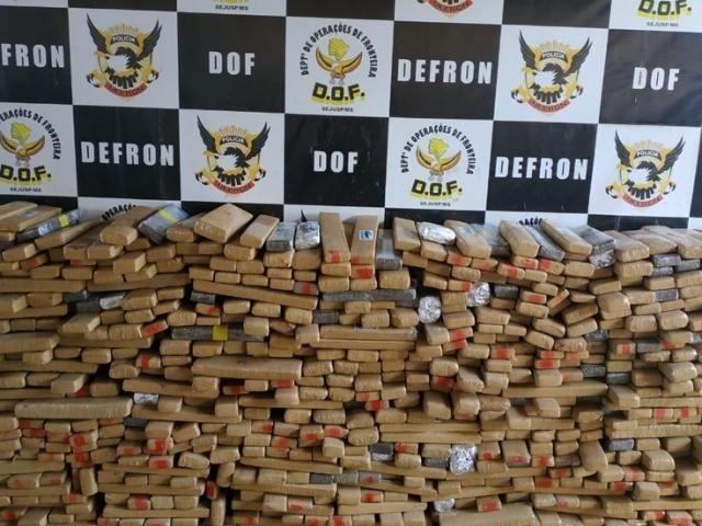 DOF apreende veículo furtado com quase 1 ton de maconha e prende dois batedores DOF apreende veículo furtado com quase 1 ton de maconha e prende dois batedores