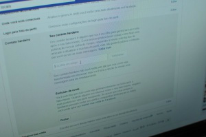 A quem você confiaria deixar o seu Facebook como herança depois da morte? Na aba seguranças do Facebook, você tem a opção de excluir ou deixar um herdeiro.