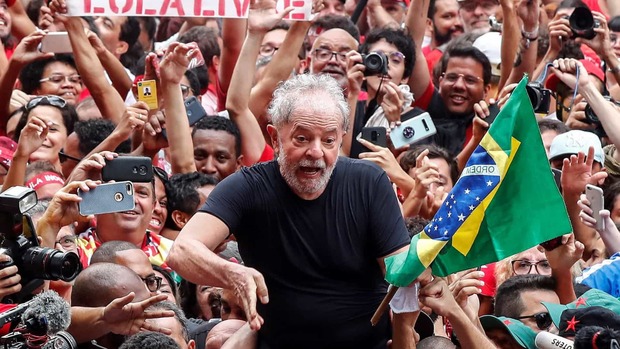 Lula promete voltar às ruas para reencontrar o povo em janeiro Lula promete voltar às ruas para reencontrar o povo em janeiro