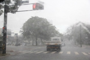 A chegada de uma frente fria ao estado promoverá fortes pancadas de chuva, trovoadas e rajadas de vento na maioria regiões sul-mato-grossenses. (Foto: Arquivo/Campo Grande News)