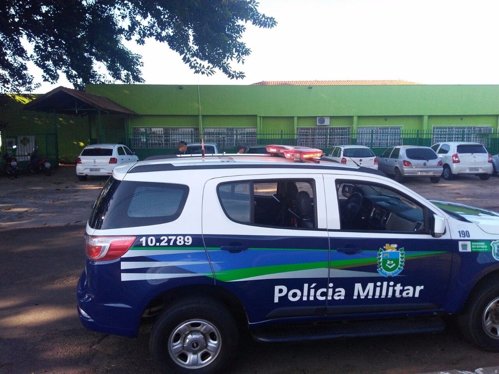 Bandidos com faca e em moto fazem arrastão perto de escola PM foi acionada após arrastão perto de escola (Foto: Osvaldo Nóbrega)