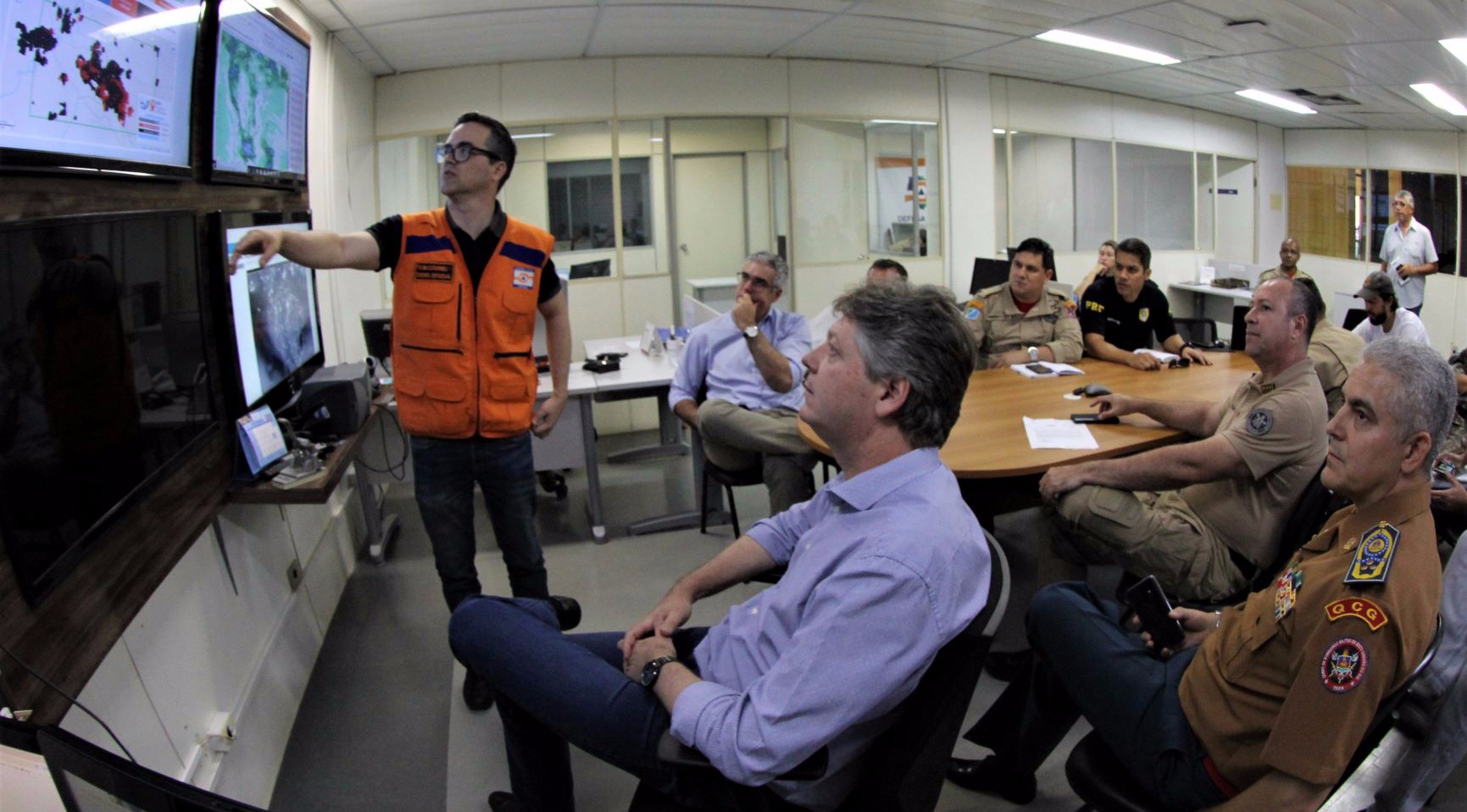 Sem previsão de chuvas no Pantanal, Estado reforça combate às queimadas Reunião na Sala de Situação contou com as presenças do secretário Jaime Verruck e do comandante do CBMS, coronel Joílson Amaral. Foto: Chico Ribeiro