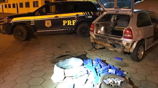 Polícia apreende carro com 50 kg de maconha na BR-267 Polícia apreende carro com 50 kg de maconha na BR-267