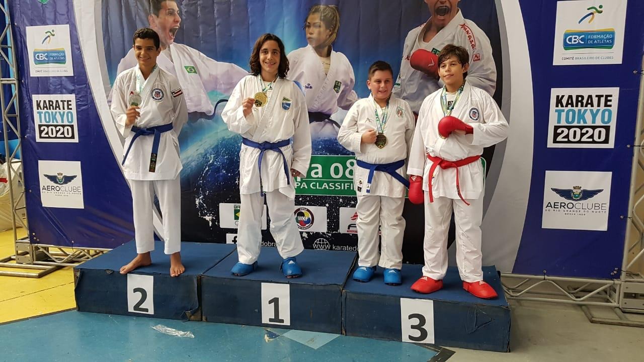 Enzo Bassi conquista medalha de ouro na 1° Fase do Campeonato Brasileiro de Karatê Enzo Bassi juntamente com o técnico da Seleção Brasileira Vanderlei Machado. (Foto: Divulgação)