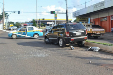 Trecho de avenida foi interditado após a colisão (Foto: Marcelo Calazans)