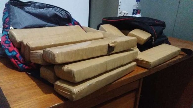 Adolescente é apreendida com 14,5 kg de maconha em ônibus Adolescente é apreendida com 14,5 kg de maconha em ônibus