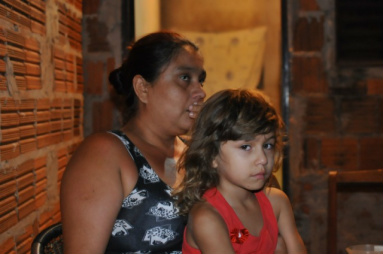 Mãe está desesperada porque filha está sem estudar há dois meses sem estudar. (Foto: Alcides Neto)